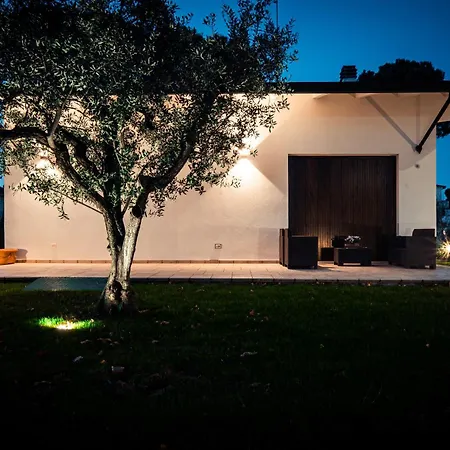 La Casa Bianca Rooms&lounge Guest house