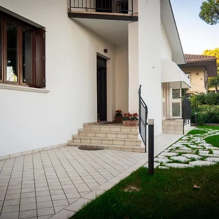 La Casa Bianca Rooms&lounge Guest house