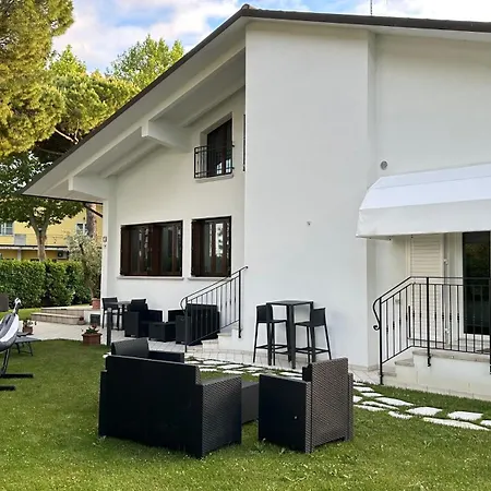 La Casa Bianca Rooms&lounge Penzion *